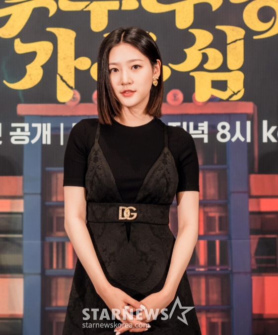 배우 김새론이 29일 오후 온라인으로 진행된 카카오TV 드라마 '우수무당 가두심' 제작발표회에 참석해 포즈를 취하고 있다.  '우수무당 가두심'은 원치 않는 운명을 타고난 소녀 무당 '가두심'(김새론 분)과 원치 않게 귀신을 보게 된 엄친아 '나우수'(남다름 분)가 위기의 18세를 무사히 넘기기 위해 함께 미스터리를 파헤쳐가는 고교 퇴마로그다. / 사진제공 = 카카오엔터테인먼트