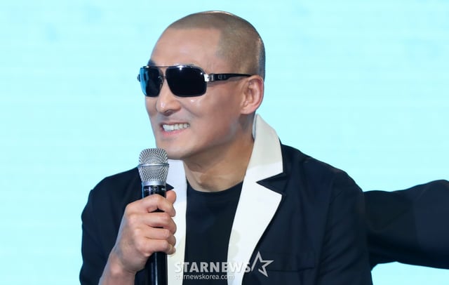 [서울=뉴시스] 김혜진 기자 = YB 김진원이 17일 오후 서울 마포구 롤링홀에서 열린 새 앨범 '오디세이'(Odyssey) 발매 기념 쇼케이스에서 인사말을 하고 있다.  선공개 곡으로 컴백 예열에 돌입한 YB의 새 EP 앨범 'Odyssey'는 험난한 경험을 통해 성장하며 자아를 찾아 나가는 과정을 담고 있다. 올해 데뷔 30주년을 맞은 YB는 '새로운 여행을 떠나는 첫 발걸음'으로 모던메탈 장르를 선택했다. YB는 이번 앨범을 통해 국내 최고 메탈 전문가들과 협업해 파격적인고 실험적인 변화를 보여줄 예정이다. 2025.02.17. jini@newsis.com /사진=김혜진