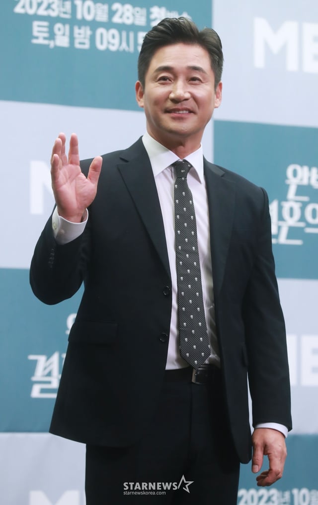 배우 전노민이 26일 오후 서울 마포구 상암동 스탠포드호텔에서 진행된 MBN 주말극 '완벽한 결혼의 정석' 제잘발표회에 참석해 포즈를 취하고 있다.  남편과 가족에게 복수하기 위해 계약 결혼을 선택한 여자 한이주와 그녀를 아내로 맞이하기 위해 계약 결혼을 연기하는 남자 서도국의 아찔하고 은밀한 로맨스 복수극 '완벽한 결혼의 정석'은 오는 28일 첫 방송된다. /2023.10.26 /사진=이동훈