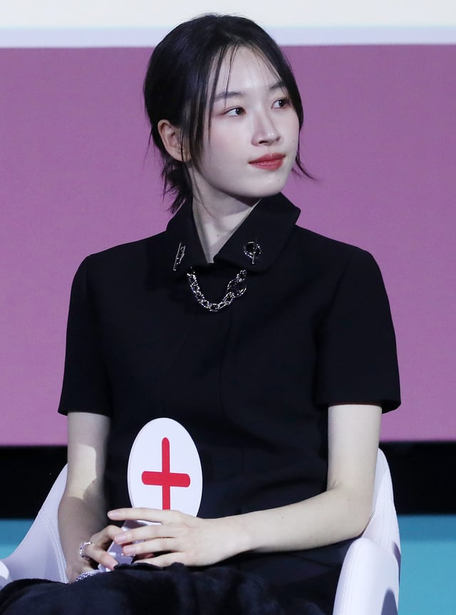 배우 원지안이 9일 오후 서울 중구 동대문디자인플라자에서 진행된 넷플릭스 시리즈 '오징어 게임 시즌2' 팬쇼케이스에서 즐거운 시간을 보내고 있다.  '오징어 게임 시즌2'는 복수를 다짐하고 다시 돌아와 게임에 참가하는 '기훈'(이정재)과 그를 맞이하는 '프론트맨'(이병헌)의 치열한 대결, 그리고 다시 시작되는 진짜 게임을 담은 이야기다. 오는 26일 공개. 2024.12.9 /사진=김창현 chmt@