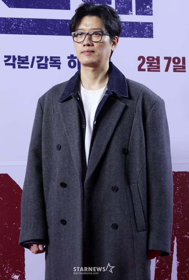 배우 박희순이 6일 오후 서울 강남구 삼성동 메가막스 코엑스에서 진행된 영화 '데드맨' VIP 시사회에 참석해 포즈를 취하고 있다.  '데드맨'은 이름값으로 돈을 버는 일명 바지사장계의 에이스가 1000억 원 횡령 누명을 쓰고 '죽은 사람'으로 살아가게 된 후 이름 하나로 얽힌 사람들과 빼앗긴 인생을 되찾기 위해 추적에 나서는 이야기를 그린 영화다. 오는 7일 개봉. 2024.02.06 /사진=김창현