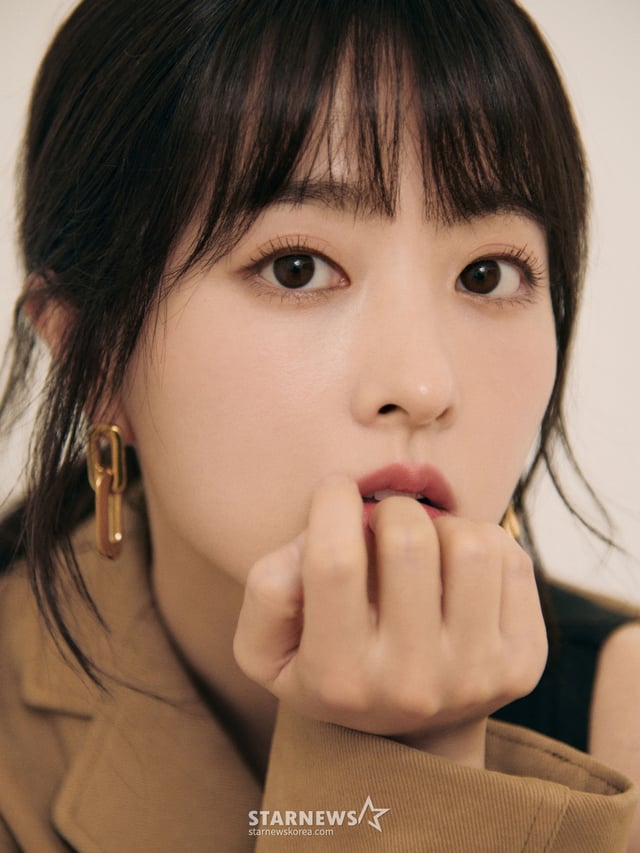 배우 박보영이 18일 오전 서울 종로구의 한 카페에서 진행된 넷플릭스 시리즈 '멜로 무비' 관련 인터뷰를 위해 포즈를 취하고 있다.  박보영은 극 중 영화를 싫어했지만 영화감독이 된 '김무비' 역을 맡아 한층 더 깊어진 연기를 선보인다.  '멜로무비'는 사랑도 하고 싶고 꿈도 이루고 싶은 애매한 청춘들이 서로를 발견하고 영감이 되어주며 각자의 트라우마를 이겨내는 영화 같은 시간을 그린 로맨스. / 사진제공=넷플릭스 /사진=김창현 chmt@