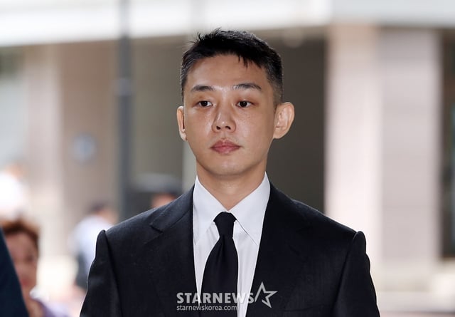 [서울=뉴시스] 김명년 기자 = 상습 마약 투약 혐의로 기소된 배우 유아인(본명 엄홍식)이 24일 오후 서울 서초구 서울중앙지방법원에서 열린 7차 공판에 출석하고 있다. 2024.07.24. kmn@newsis.com /사진=김명년