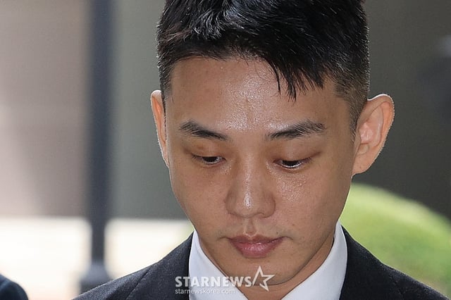 (서울=뉴스1) 신웅수 기자 = 마약 투약 혐의를 받는 배우 유아인(본명 엄홍식)이 24일 오후 서울 서초구 서울중앙지법에서 열린 공판에 출석하고 있다. 유아인은 지난 2020년 9월부터 2022년 3월까지 미용 시술을 위한 수면 마취를 가장하는 방식 등으로 181차례에 걸쳐 프로포폴 등을 상습 투약한 혐의를 받고 있다. 2024.7.24/뉴스1 Copyright (C) 뉴스1. All rights reserved. 무단 전재 및 재배포, AI학습 이용 금지. /사진=(서울=뉴스1) 신웅수 기자