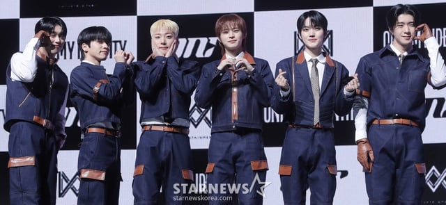 그룹 온앤오프(ONF)가 18일 오후 서울 용산구 블루스퀘어에서 진행된 정규 2집 Part.1 '온앤오프: 마이 아이덴티티(ONF:MY IDENTITY)' 발매 기념 쇼케이스에 참석해 포즈를 취하고 있다.  온앤오프의 이번 앨범 타이틀곡 '더 스트레인저(The Stranger)'는 펑키한 리듬이 돋보이는 팝 장르로, 넓은 음역대를 자유롭게 넘나드는 보컬이 인상적인 곡이다. 2025.02.18 /사진=김창현 chmt@