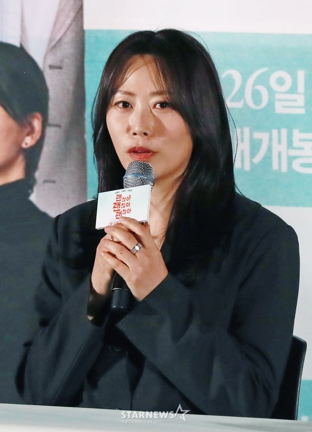 김혜영 감독이 18일 오후 서울 CGV용산아이파크몰에서 진행된 영화 '괜찮아, 괜찮아, 괜찮아'(감독 김혜영) 언론배급시사회 및 기자간담회에 참석해 질문에 답하고 있다.  혼자서는 서툴지만 함께라서 괜찮은 이들이 서로의 행복을 찾아가는 이야기 '괜찮아, 괜찮아, 괜찮아'는 오는 26일 개봉한다. /2025.02.18 /사진=이동훈 photoguy@