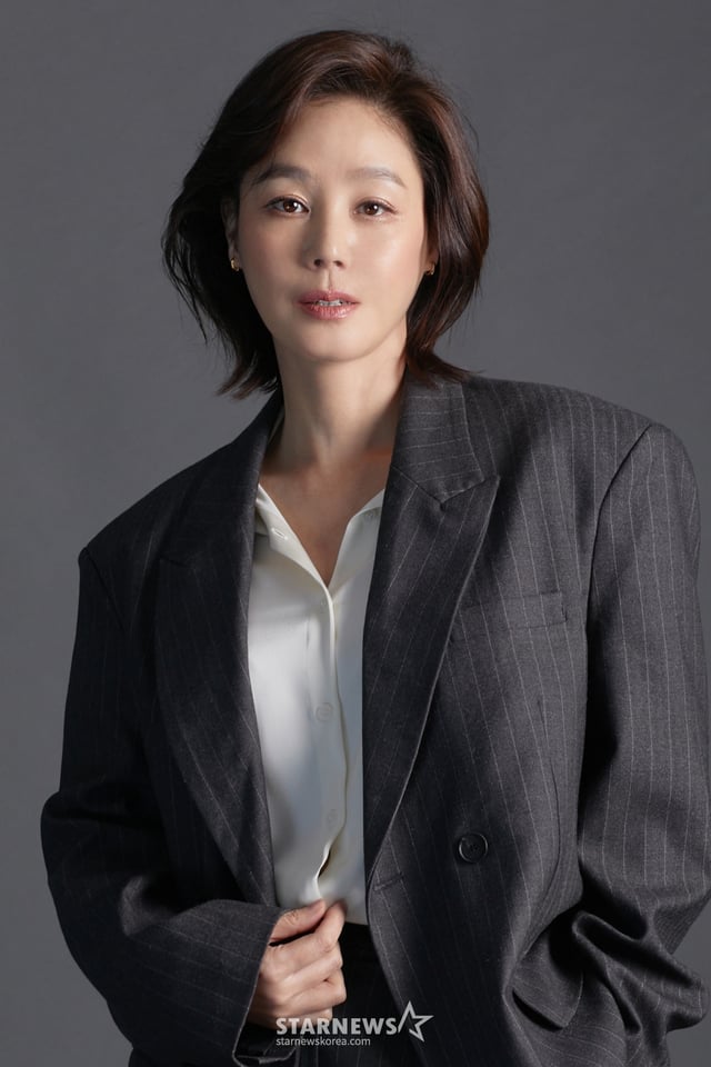 배우 김성령이 JTBC 토일드라마 '정숙한 세일즈' 종영 인터뷰를 위해 포즈를 취하고 있다. 김성령은 극중 방판 시스터즈의 맏언니 오금희 역을 맡았다. 오금희는 과거 부유한 환경에서 살아왔으나 일련의 사건으로 방판에 뛰어든 인물이다. / 사진제공-FN엔터테인먼트 /사진=김창현 chmt@