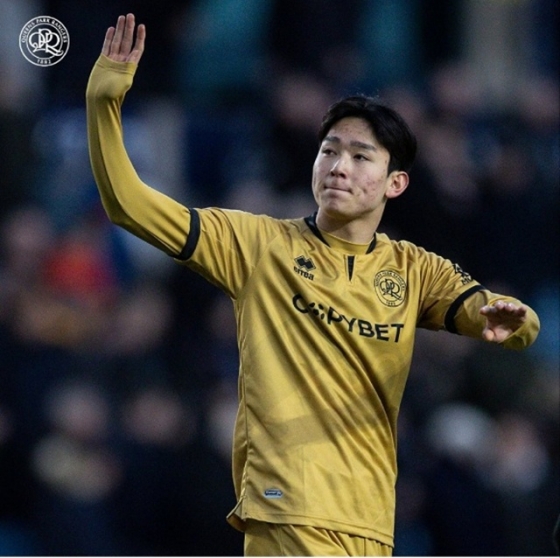 경기 후 QPR 팬들에게 인사하는 양민혁. /사진=QPR 공식 SNS 갈무리