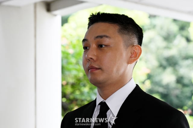 (서울=뉴스1) 임세영 기자 = 프로포폴 상습 투약 혐의로 기소된 배우 유아인(본명 엄홍식)이 3일 서울 서초구 서울중앙지방법원에서 열린 1심 선고 공판에 출석하고 있다. 이날 서울중앙지법 형사합의25부는 유 씨에게 징역 1년을 선고했다. (공동취재) 2024.9.3/뉴스1 Copyright (C) 뉴스1. All rights reserved. 무단 전재 및 재배포, AI학습 이용 금지. /사진=(서울=뉴스1) 임세영 기자