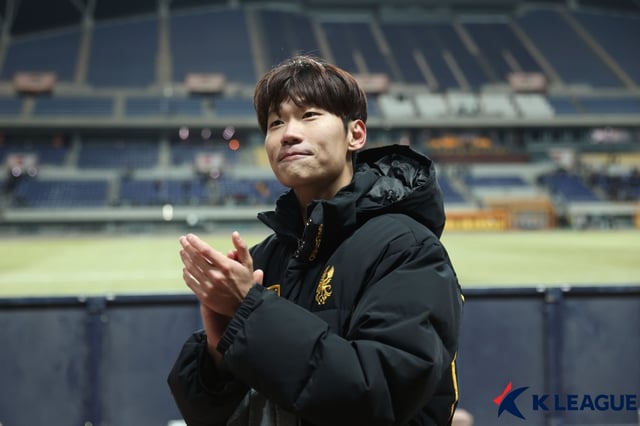 오후성이 경기 후 관중들에게 인사하고 있다. /사진=한국프로축구연맹 제공
