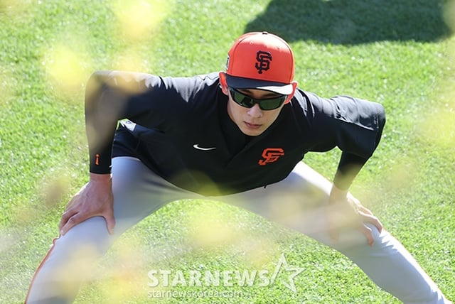 샌프란시스코 자이언즈(SFG) 선수단이 19일 미국 애리조나주 스코츠데일 스타디움에서 스프링캠프를 진행했다. 이정후가 스트레칭 훈련을 하고 있다. /사진=김진경 대기자