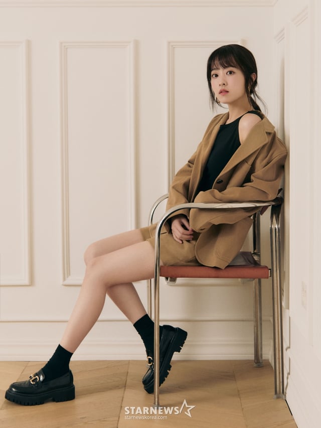 배우 박보영이 18일 오전 서울 종로구의 한 카페에서 진행된 넷플릭스 시리즈 '멜로 무비' 관련 인터뷰를 위해 포즈를 취하고 있다. 박보영은 극 중 영화를 싫어했지만 영화감독이 된 '김무비' 역을 맡아 한층 더 깊어진 연기를 선보인다. '멜로무비'는 사랑도 하고 싶고 꿈도 이루고 싶은 애매한 청춘들이 서로를 발견하고 영감이 되어주며 각자의 트라우마를 이겨내는 영화 같은 시간을 그린 로맨스. / 사진제공=넷플릭스 /사진=김창현 chmt@