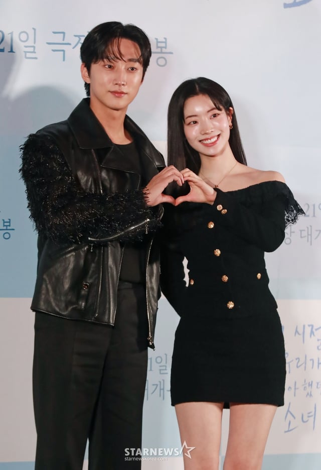 배우 진영, 다현이 19일 오후 서울 CGV용산아이파크몰에서 진행된 영화 '그 시절, 우리가 좋아했던 소녀'(감독 조영명) 언론배급시사회 및 기자간담회에 참석해 포즈를 취하고 있다.   선아(다현)’에게 고백하기까지 수많은 날을 보낸 철없었던 ‘진우(진영)’의 열여덟 첫사랑 스토리 '그 시절, 우리가 좋아했던 소녀'는 오는 21일 개봉한다. /2025.02.19 /사진=이동훈 photoguy@