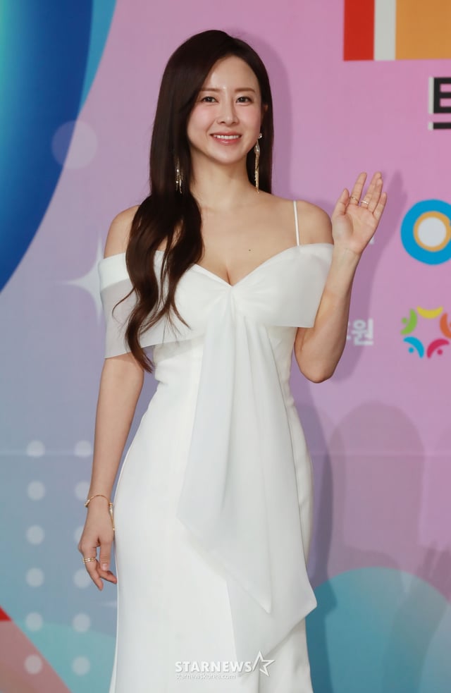 가수 은가은이 12일 오후 서울 마포구 상암동 SBS 프리즘 타워에서 진행된 트롯뮤직어워즈 2024 레드카펫 행사에 참석해 포즈를 취하고 있다. /2024.04.12 /사진=이동훈