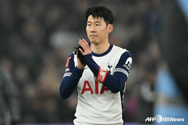 지난 9일 아스톤빌라전을 마치고 손흥민이 팬들을 향해 박수를 치고 있다. /AFPBBNews=뉴스1