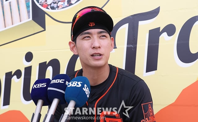 이정후가 취재진과 인터뷰를 하고 있다. /사진=김진경 대기자