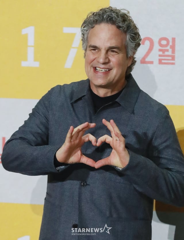 배우 마크 러팔로가 20일 오전 서울 강남구 메가박스 코엑스에서 진행된 영화 '미키17'(감독 봉준호) 기자간담회에 참석해 포즈를 취하고 있다.  위험한 일에 투입되는 소모품(익스펜더블)으로, 죽으면 다시 프린트되는 ‘미키’가 17번째 죽음의 위기를 겪던 중, 그가 죽은 줄 알고 ‘미키18’이 프린트되면서 벌어지는 예측불허의 이야기를 그린 봉준호 감독의 작품 '미키17'은 오는 28일 개봉한다. /2025.02.20 /사진=이동훈 photoguy@