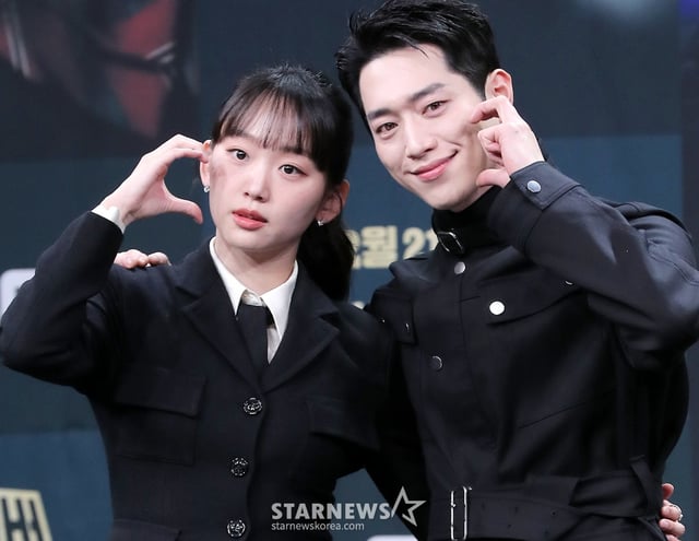배우 진기주, 서강준이 20일 오후 서울 마포구 상암동 MBC 사옥에서 진행된 MBC 금토드라마 '언더커버 하이스쿨' 제작발표회에 참석해 포즈를 취하고 있다.  '언더커버 하이스쿨'은 고종 황제의 사라진 금괴의 행방을 쫓기 위해 고등학생으로 위장 잠입한 국정원 요원의 좌충우돌 N차 고딩 활약기를 담은 드라마다. 오는 21일 첫 방송. 2025.02.20 /사진=김창현 chmt@