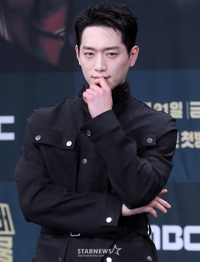 배우 서강준이 20일 오후 서울 마포구 상암동 MBC 사옥에서 진행된 MBC 금토드라마 '언더커버 하이스쿨' 제작발표회에 참석해 포즈를 취하고 있다.  '언더커버 하이스쿨'은 고종 황제의 사라진 금괴의 행방을 쫓기 위해 고등학생으로 위장 잠입한 국정원 요원의 좌충우돌 N차 고딩 활약기를 담은 드라마다. 오는 21일 첫 방송. 2025.02.20 /사진=김창현 chmt@