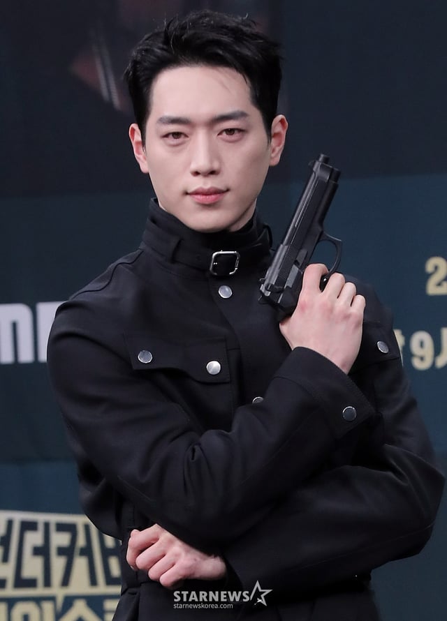 배우 서강준이 20일 오후 서울 마포구 상암동 MBC 사옥에서 진행된 MBC 금토드라마 '언더커버 하이스쿨' 제작발표회에 참석해 포즈를 취하고 있다.  '언더커버 하이스쿨'은 고종 황제의 사라진 금괴의 행방을 쫓기 위해 고등학생으로 위장 잠입한 국정원 요원의 좌충우돌 N차 고딩 활약기를 담은 드라마다. 오는 21일 첫 방송. 2025.02.20 /사진=김창현 chmt@