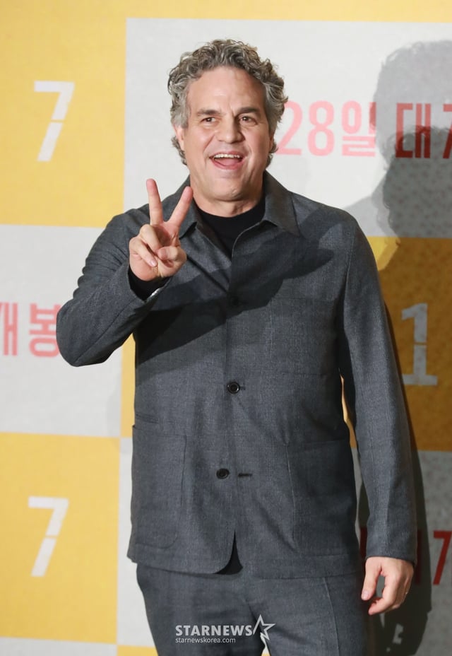 배우 마크 러팔로가 20일 오전 서울 강남구 메가박스 코엑스에서 진행된 영화 '미키17'(감독 봉준호) 기자간담회에 참석해 포즈를 취하고 있다.  위험한 일에 투입되는 소모품(익스펜더블)으로, 죽으면 다시 프린트되는 ‘미키’가 17번째 죽음의 위기를 겪던 중, 그가 죽은 줄 알고 ‘미키18’이 프린트되면서 벌어지는 예측불허의 이야기를 그린 봉준호 감독의 작품 '미키17'은 오는 28일 개봉한다. /2025.02.20 /사진=이동훈 photoguy@