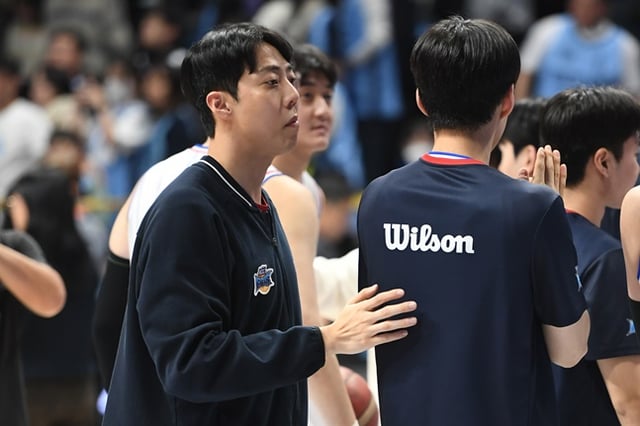 KCC 정창영(왼쪽)이 선수들을 독려하고 있다. /사진=KBL 제공