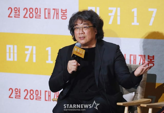 봉준호 감독이 20일 오전 서울 강남구 메가박스 코엑스에서 진행된 영화 '미키17'(감독 봉준호) 기자간담회에 참석해 인사말을 하고 있다. 위험한 일에 투입되는 소모품(익스펜더블)으로, 죽으면 다시 프린트되는 ‘미키’가 17번째 죽음의 위기를 겪던 중, 그가 죽은 줄 알고 ‘미키18’이 프린트되면서 벌어지는 예측불허의 이야기를 그린 봉준호 감독의 작품 '미키17'은 오는 28일 개봉한다. /2025.02.20 /사진=이동훈 photoguy@