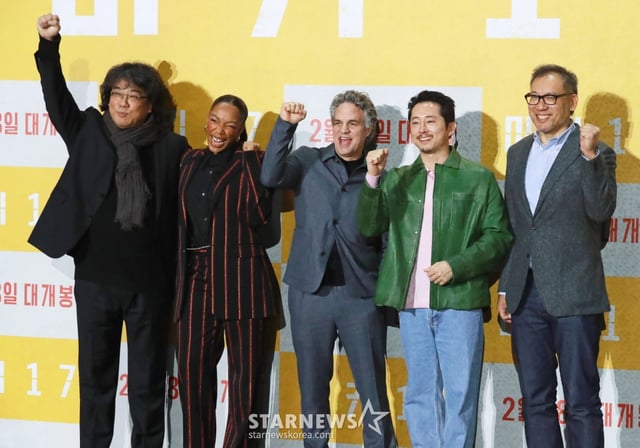 봉준호 감독, 배우 나오미 애키, 마크 러팔로, 스티븐 연, 최두호 프로튜서가 20일 오전 서울 강남구 메가박스 코엑스에서 진행된 영화 '미키17'(감독 봉준호) 기자간담회에 참석해 포즈를 취하고 있다. 위험한 일에 투입되는 소모품(익스펜더블)으로, 죽으면 다시 프린트되는 ‘미키’가 17번째 죽음의 위기를 겪던 중, 그가 죽은 줄 알고 ‘미키18’이 프린트되면서 벌어지는 예측불허의 이야기를 그린 봉준호 감독의 작품 '미키17'은 오는 28일 개봉한다. /2025.02.20 /사진=이동훈 photoguy@