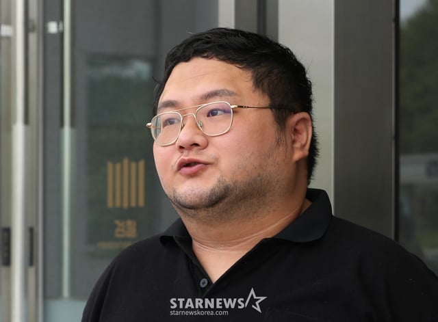 (수원=뉴스1) 김영운 기자 = 먹방 유튜버 '쯔양'(본명 박정원)을 협박해 돈을 갈취한 혐의를 받고 있는 유튜버 구제역(본명 이준희)이 26일 오전 경기 수원시 영통구 수원지방검찰청으로 구속 전 피의자심문(영장실질심사)을 받기 위해 출석하고 있다.   유튜버 구제역과 주작감별사는 지난해 2월 쯔양과 전 남자친구간 과거를 폭로하지 않는 조건으로 쯔양을 협박해 5500만 원을 받아 챙긴 혐의를 받고 있다. 2024.7.26/뉴스1  Copyright (C) 뉴스1. All rights reserved. 무단 전재 및 재배포,  AI학습 이용 금지. /사진=(수원=뉴스1) 김영운 기자