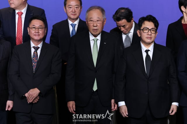 (서울=뉴스1) 박세연 기자 = 류진 한국경제인협회 회장(가운데)이 20일 서울 여의도 FKI타워에서 열린 한경협 제64회 정기총회·새 CI 공개 행사에서 방시혁 하이브 의장(오른쪽), 이석우 두나무 대표 등 신규 회원사 대표와 기념촬영을 하기위해 자리하고 있다. 2025.2.20/뉴스1 Copyright (C) 뉴스1. All rights reserved. 무단 전재 및 재배포, AI학습 이용 금지. /사진=(서울=뉴스1) 박세연 기자