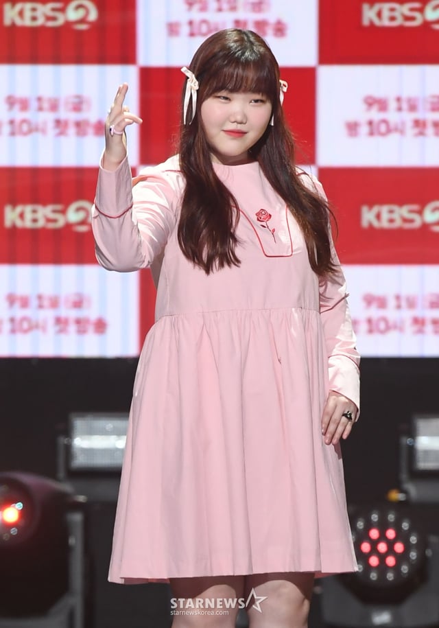 악뮤(AKMU)이수현이29일 오후 서울 영등포구 여의도동 KBS신관 아트홀에서 열린 KBS2TV '더 시즌즈-악뮤의 오날오밤' 제작발표회에서 포즈를 취하고 있다.  '더 시즌즈'는 KBS 심야 음악 프로그램 최초로 ‘연간 프로젝트’라는 색다른 방식을 도입해, 2023년 한해 동안 네 명의 MC가 각자 자신의 이름을 건 시즌을 맡아 총 4시즌을 이어서 진행하는 뮤직 토크쇼로 전임 MC 박재범과 최정훈에 이어 세 번째 시즌의 MC로 악뮤가 출격한다. 내달 9월 1일 밤 10시 첫 방송. /사진=머니s 장동규 기자