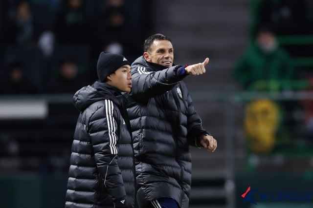 거스 포옛(오른쪽) 전북 현대 감독이 손가락으로 선수를 가리키고 있다. /사진=한국프로축구연맹 제공