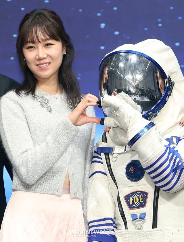 (서울=뉴스1) 권현진 기자 = 배우 공효진이 18일 오후 서울 구로구 신도림 더 세인트에서 열린 tvN 새 토일드라마 '별들에게 물어봐' (극본 서숙향, 연출 박신우) 제작발표회에 참석해 포즈를 취하고 있다. '별들에게 물어봐'는 무중력 우주 정거장에서 일하는 보스 이브(공효진 분)와 비밀스러운 미션을 가진 불청객 공룡(이민호 분)의 지구 밖 생활기를 그린 작품이다. 2024.12.18/뉴스1 Copyright (C) 뉴스1. All rights reserved. 무단 전재 및 재배포, AI학습 이용 금지. /사진=(서울=뉴스1) 권현진 기자