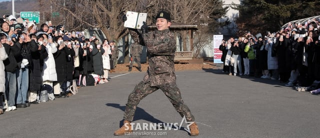 제25 보병사단에서 군 복무를 마친 그룹 몬스타엑스(MONSTA X) 기현이 21일 오전 경기도 양주시 남면 감악산회관 앞에서 팬들에게 인사하고 있다. 2025.02.21 /사진=김창현 chmt@