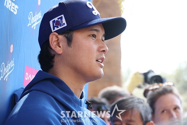 2025 메이저리그 시범경기 LA다저스-시카고컵스전이 21일 미국 애리조나주 글렌데일 카멜백 랜치에서 열렸다.  오타니가 경기 전 취재진과 인터뷰를 하고 있다. /사진=김진경 대기자
