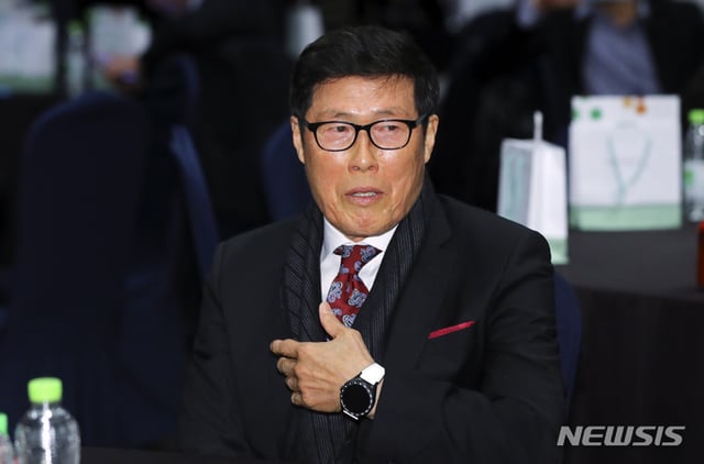 차범근이 지난 2일 서울 종로구 HW컨벤션센터에서 열린 제35회 차범근 축구상 시상식에서 참석자들과 대화를 나누고 있다. /사진=뉴시스