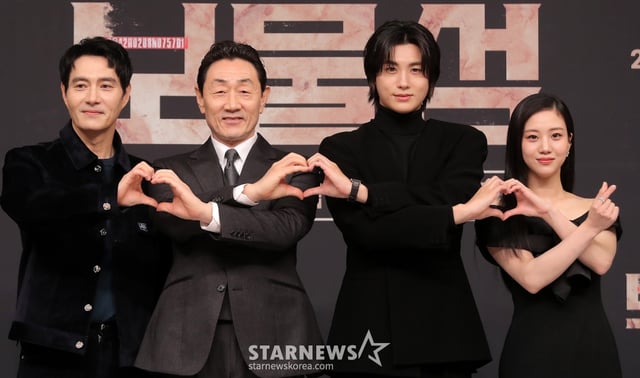 배우 이해영, 허준호, 박형식, 홍화연이 21일 오후 서울 양천구 목동 SBS사옥에서 진행된 금토드라마 '보물섬' 제작발표회에 참석해 포즈를 취하고 있다. '보물섬'은 2조원의 정치 비자금을 해킹한 서동주(박형식 분)가 자신을 죽인 절대 악과 그 세계를 무너뜨리기 위해 모든 것을 걸고 싸우는 인생 풀베팅 복수전을 담은 작품이다. 2025.02.21 /사진=김창현 chmt@