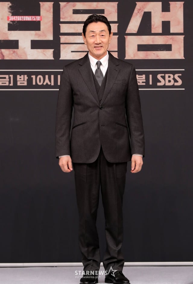 배우 허준호가 21일 오후 서울 양천구 목동 SBS사옥에서 진행된 금토드라마 '보물섬' 제작발표회에 참석해 포즈를 취하고 있다. '보물섬'은 2조원의 정치 비자금을 해킹한 서동주(박형식 분)가 자신을 죽인 절대 악과 그 세계를 무너뜨리기 위해 모든 것을 걸고 싸우는 인생 풀베팅 복수전을 담은 작품이다. 2025.02.21 /사진=김창현 chmt@