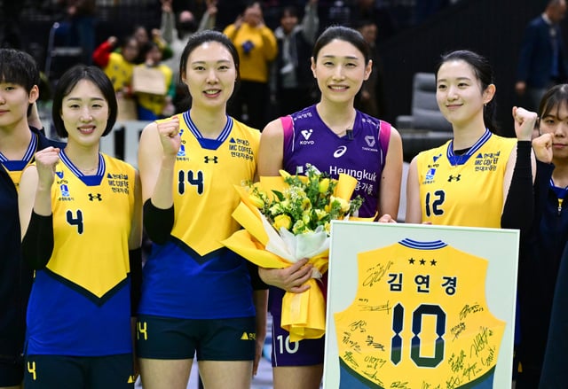 현대건설과 경기가 긑난 뒤 김연경(오른쪽에서 세 번째)이 기념 사진을 찍고 있다. /사진=한국배구연맹(KOVO) 제공