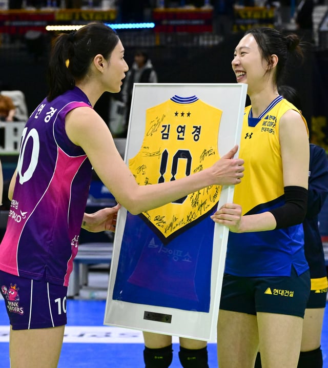 양효진(오른쪽)이 김연경에게 은퇴 투어 기념 액자를 전달하고 있다. /사진=한국배구연맹(KOVO) 제공
