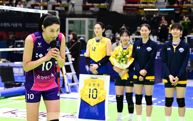 고개 숙여 인사하는 김연경(왼쪽). /사진=한국배구연맹(KOVO) 제공