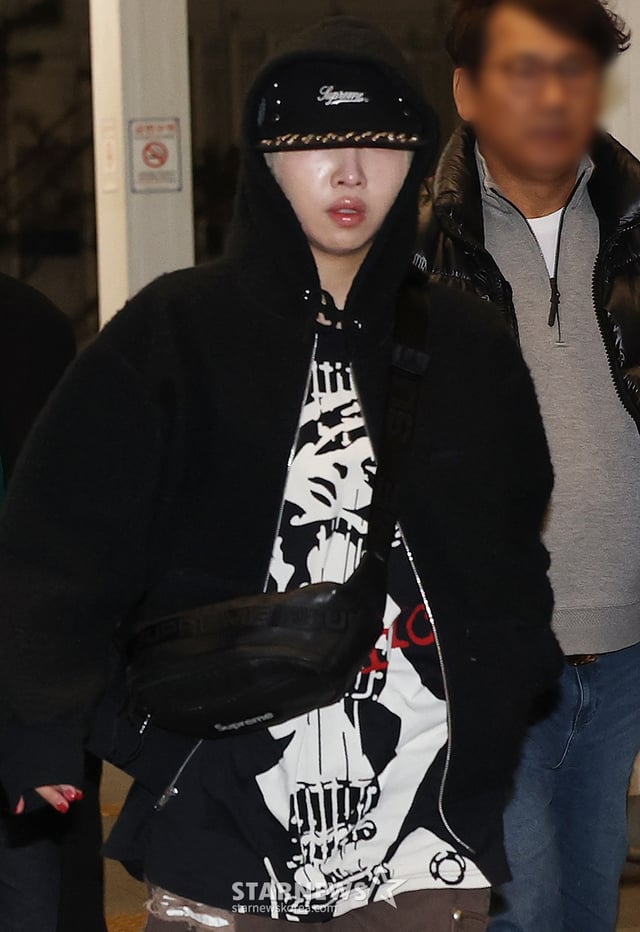 (인천공항=뉴스1) 권현진 기자 = 투애니원 공민지가 해외 일정을 위해 21일 인천국제공항 제2여객터미널을 통해 마카오로 출국하고 있다. 2025.2.21/뉴스1 Copyright (C) 뉴스1. All rights reserved. 무단 전재 및 재배포, AI학습 이용 금지. /사진=(인천공항=뉴스1) 권현진 기자