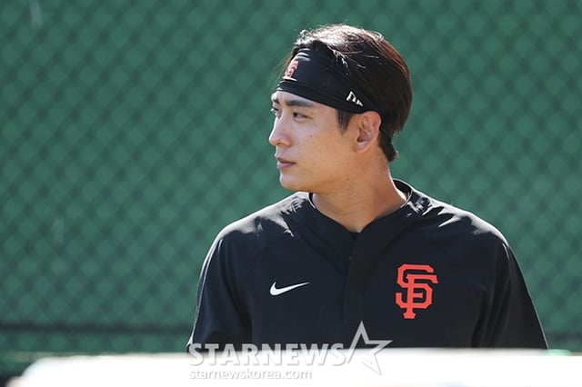 샌프란시스코 자이언즈(SFG) 선수단이 19일 미국 애리조나주 스코츠데일 스타디움에서 스프링캠프를 진행했다.  이정후가 타격 훈련을 준비하고 있다. /사진=김진경 대기자