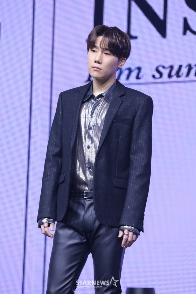 인피니트 김성규가 14일 오후 온라인 생중계로 진행된 세 번째 미니앨범 'INSIDE ME' 발매 쇼케이스에서 포즈를 취하고 있다. /사진제공=울림엔터테인먼트