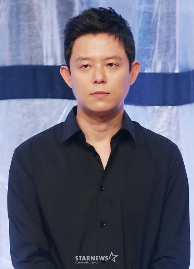 사설 도박 혐의로 징역형을 선고받고 연예활동을 중단했던 가수 토니안이 27일 오후 서울 강남구 신사동 청담 CGV에서 열린 핫젝갓알지의 위시 공연을 마친 뒤 무대에 올라 문희준, 천명훈, 데니안, 은지원 등과 이야기를 나누고 있다. /사진=이동훈 기자 photoguy@
