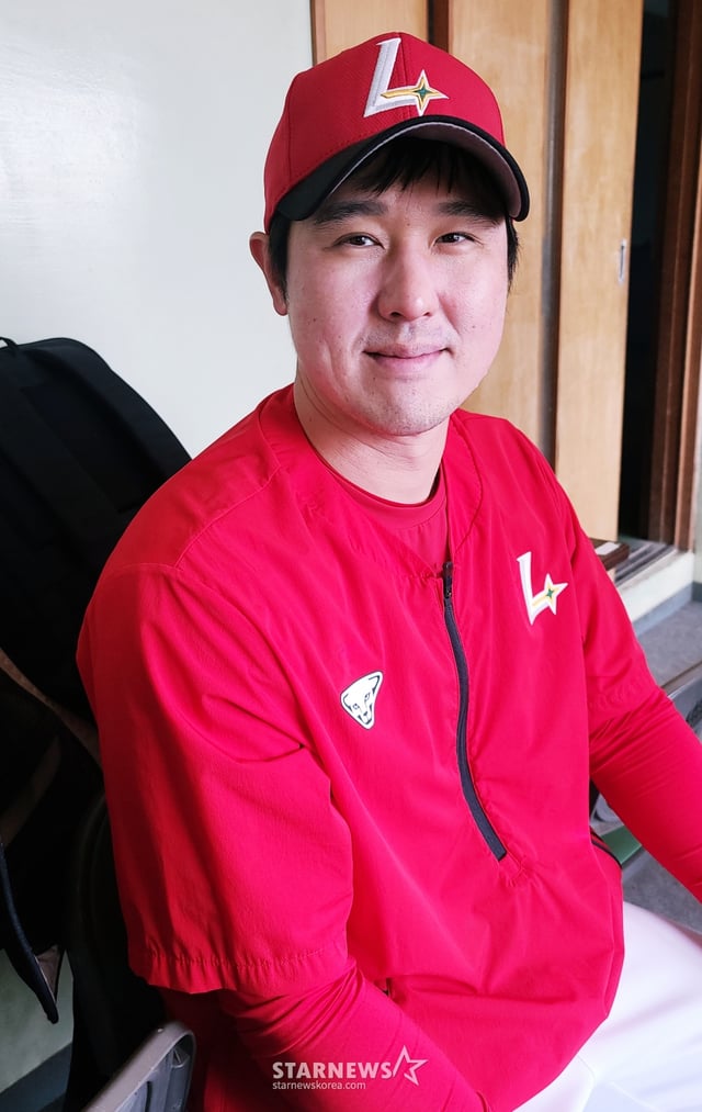 SSG 랜더스 최정이 24일 일본 오키나와 고친다 야구장에서 인터뷰를 앞두고 사진 촬영에 임하고 있다. /사진=김우종 기자
