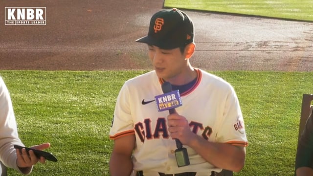 응원가를 들으며 따라부르고 있는 이정후. /사진=KNBR 유튜브 캡처
