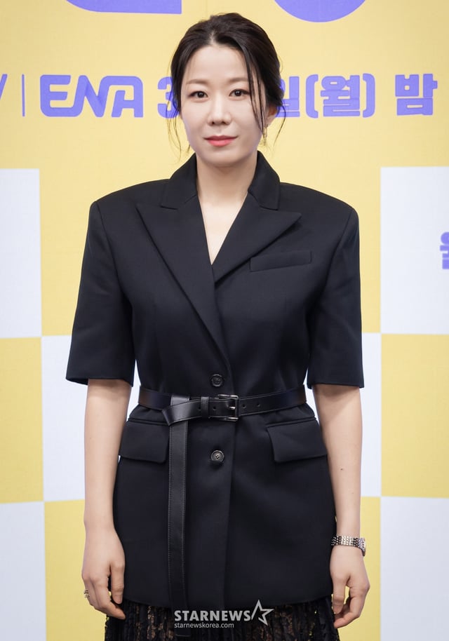 배우 전혜진이 25일 오후 온라인으로 진행된 지니 TV 오리지널 드라마 '라이딩 인생' 제작발표회에 참석해 포즈를 취하고 있다. '라이딩 인생'은 딸의 '7세 고시'를 앞둔 열혈 워킹맘 정은이 엄마 지아에게 학원 라이딩을 맡기며 벌어지는 3대 모녀의 '애'태우는 대치동 라이프를 그린 드라마다. 내달 3일 공개. / 사진제공= 지니TV /사진=김창현 chmt@