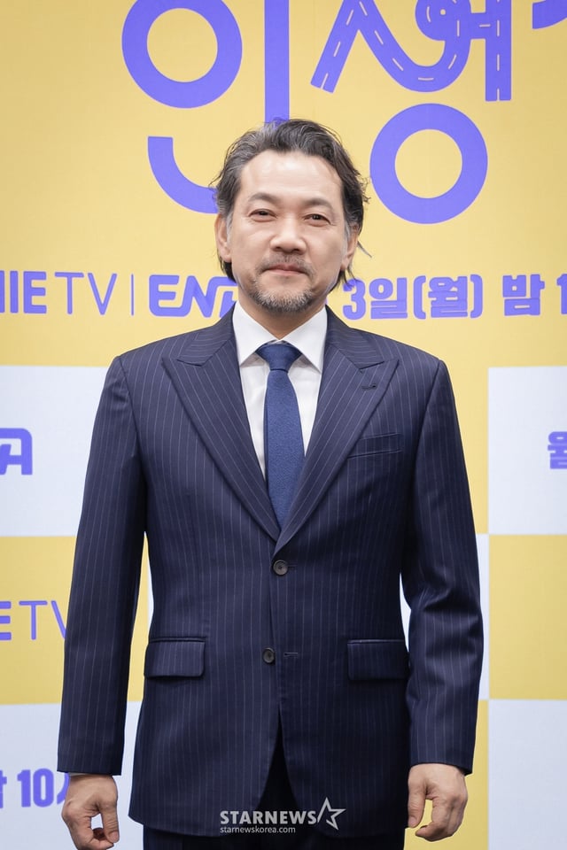 배우 정진영이 25일 오후 온라인으로 진행된 지니 TV 오리지널 드라마 '라이딩 인생' 제작발표회에 참석해 포즈를 취하고 있다. '라이딩 인생'은 딸의 '7세 고시'를 앞둔 열혈 워킹맘 정은이 엄마 지아에게 학원 라이딩을 맡기며 벌어지는 3대 모녀의 '애'태우는 대치동 라이프를 그린 드라마다. 내달 3일 공개. / 사진제공= 지니TV /사진=김창현 chmt@