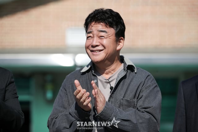 (남양주=뉴스1) 이승배 기자 = 백종원 더본코리아 대표가 7일 경기도의 한 군 부대에서 열린 더본코리아 특식제공 행사에서 박수치고 있다. 2024.11.7/뉴스1  Copyright (C) 뉴스1. All rights reserved. 무단 전재 및 재배포,  AI학습 이용 금지. /사진=(남양주=뉴스1) 이승배 기자